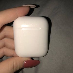 Apple AirPods charging case